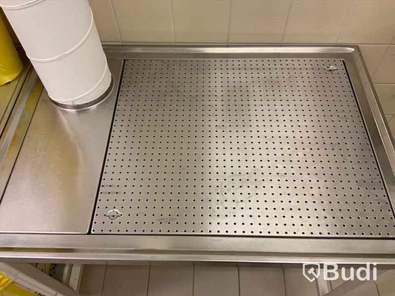 Dragbänk och diskbänk samt hyllor - Rum 1035