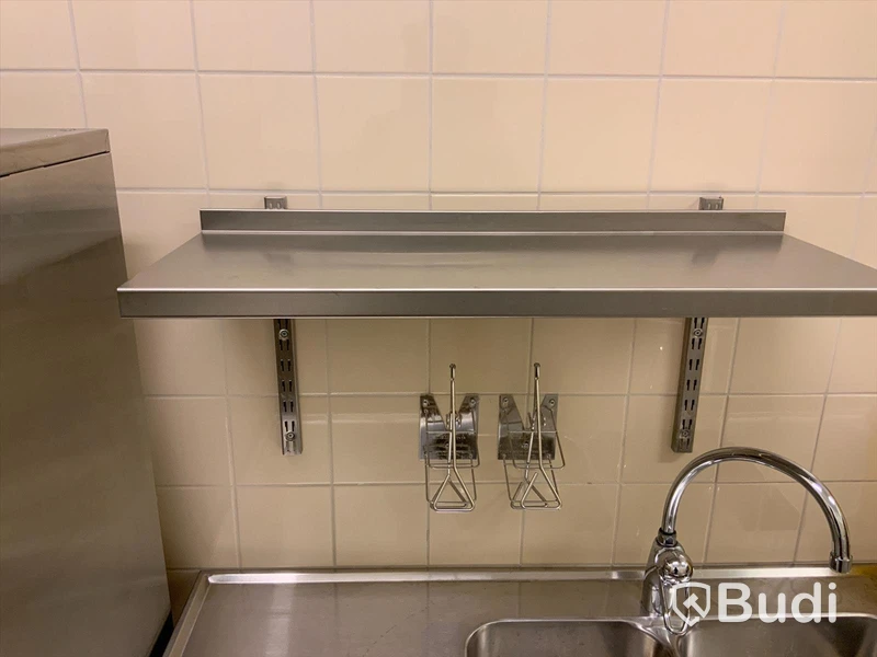 Dragbänk och diskbänk samt hyllor - Rum 1035