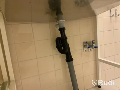 Dragbänk och diskbänk samt hyllor - Rum 1035