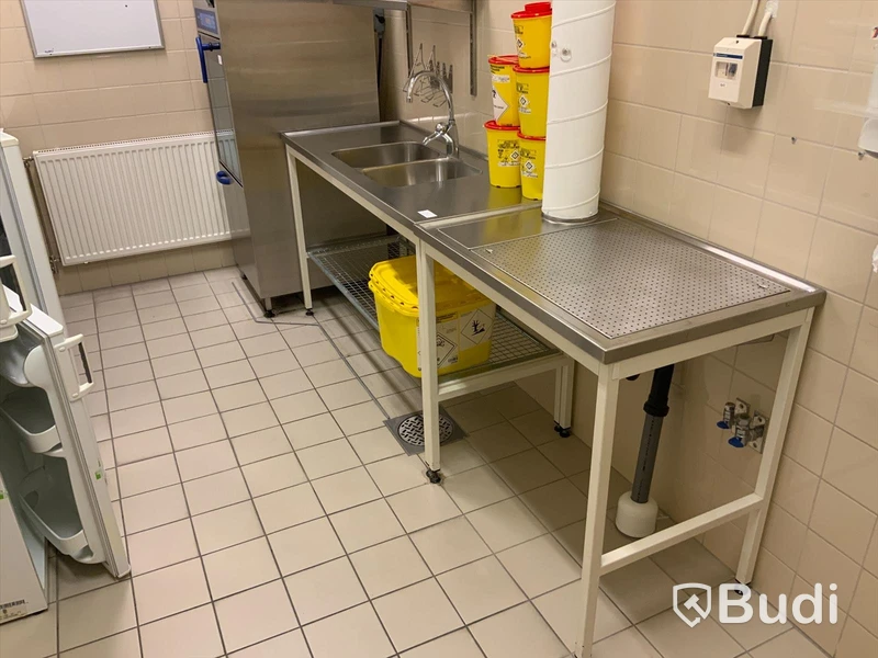 Dragbänk och diskbänk samt hyllor - Rum 1035