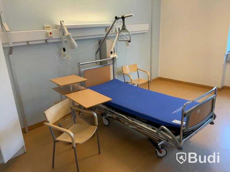 Sjukhussäng elektrisk justerbar- Rum 4063