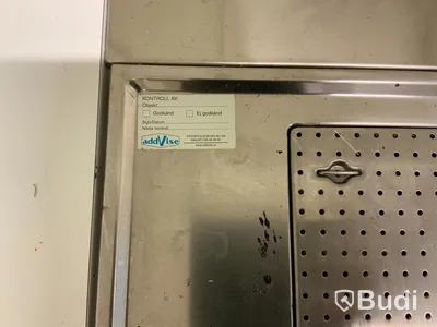 Tredelad dragbänk med diskho och diskmaskin - Rum 3062