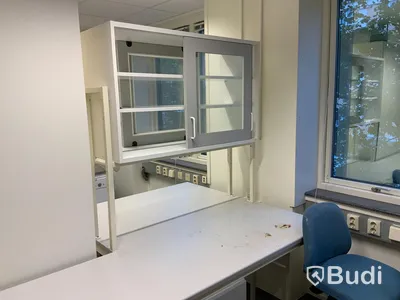 Arbetsbänk med under och överskåp - Rum 3062