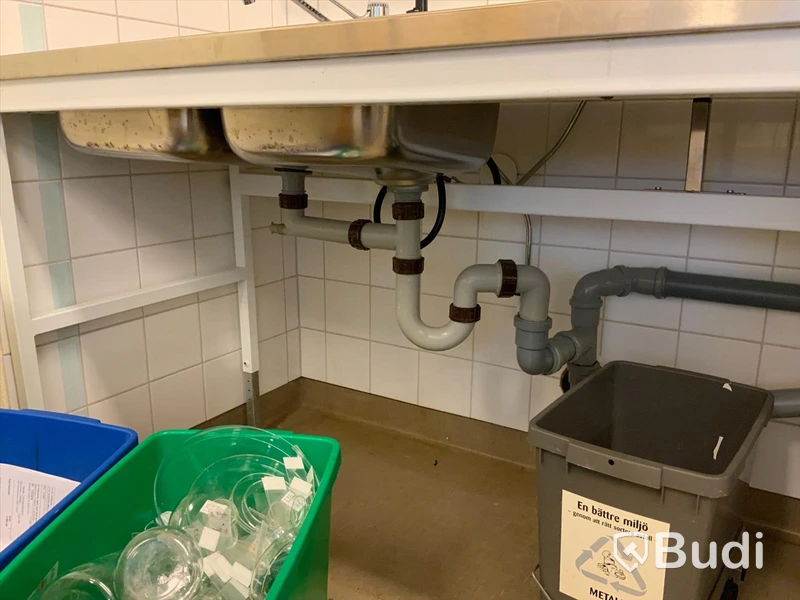 Dragbänk tvådelad och kemiskåp med utsug och underskåp - Rum 3064