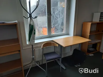 Kontorsrum, stolar, bord, skärmar m.m.