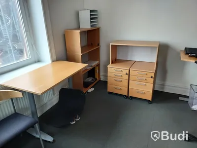 Kontorsrum, stolar, bord, skärmar m.m.