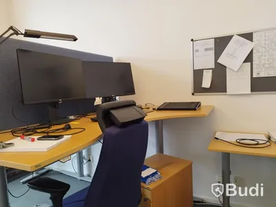 Kontorsrum/ arbetsplatser med stolar, skärmar