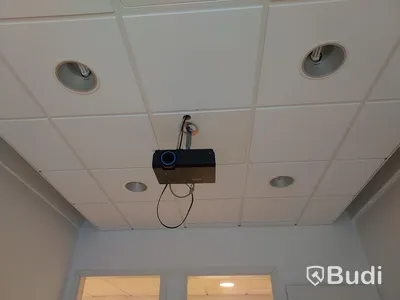 Kontorsrum, projektor, projektorduk, 4 st Dellskärmar, hela rummet
