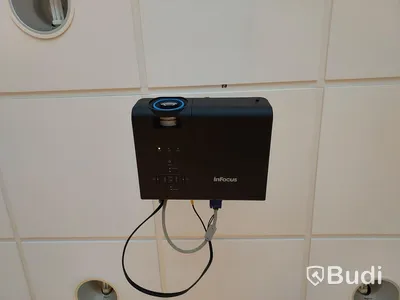 Kontorsrum, projektor, projektorduk, 4 st Dellskärmar, hela rummet
