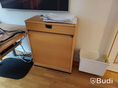 Kontorsrum, projektor, projektorduk, 4 st Dellskärmar, hela rummet