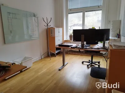 Kontorsrum, projektor, projektorduk, 4 st Dellskärmar, hela rummet