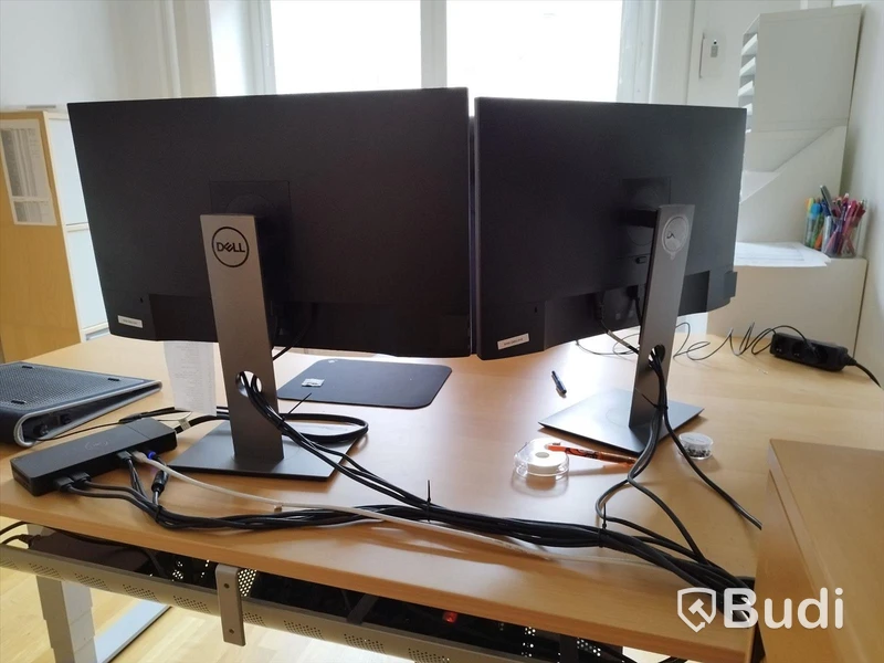 Kontorsrum, projektor, projektorduk, 4 st Dellskärmar, hela rummet