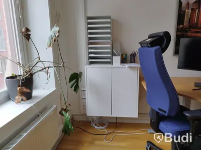 Kontorsrum, projektor, projektorduk, 4 st Dellskärmar, hela rummet