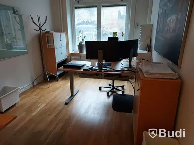 Kontorsrum, projektor, projektorduk, 4 st Dellskärmar, hela rummet