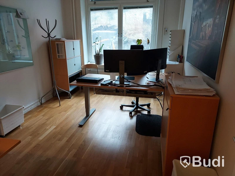 Kontorsrum, projektor, projektorduk, 4 st Dellskärmar, hela rummet