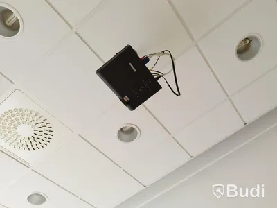 Kontorsrum, projektor, projektorduk, 4 st Dellskärmar, hela rummet