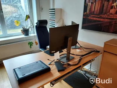 Kontorsrum, projektor, projektorduk, 4 st Dellskärmar, hela rummet