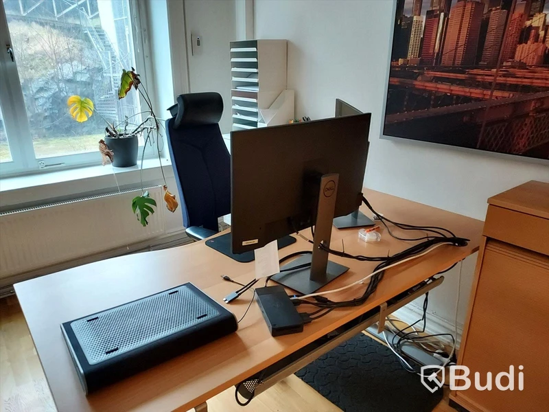 Kontorsrum, projektor, projektorduk, 4 st Dellskärmar, hela rummet