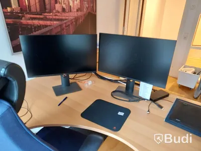 Kontorsrum, projektor, projektorduk, 4 st Dellskärmar, hela rummet