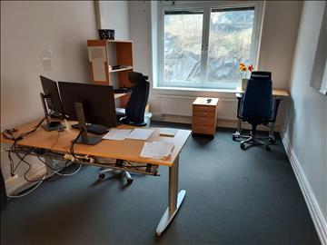 Kontorsrum, skrivbord, stolar, datorskärmar m.m.