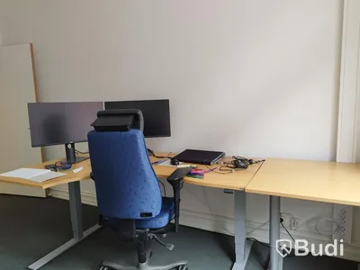 Kontorsrum, datorskärmar