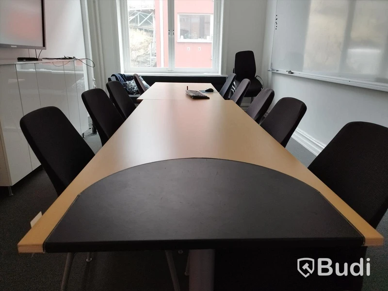 Konferensrum, bord, stolar, tv-skärm