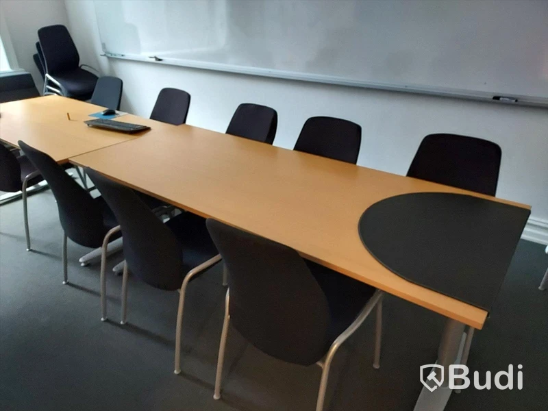 Konferensrum, bord, stolar, tv-skärm