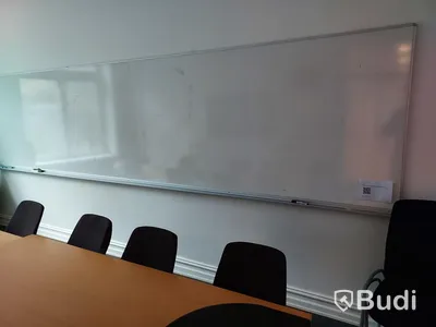 Konferensrum, bord, stolar, tv-skärm