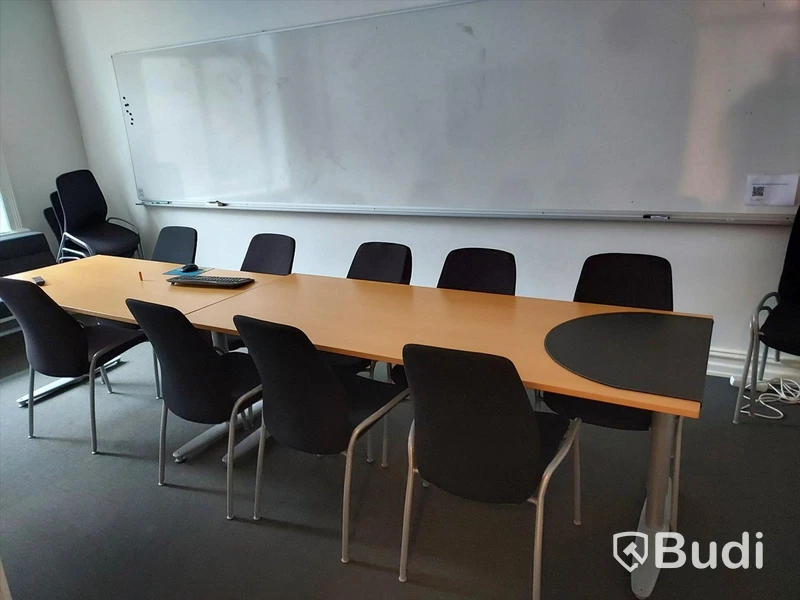 Konferensrum, bord, stolar, tv-skärm