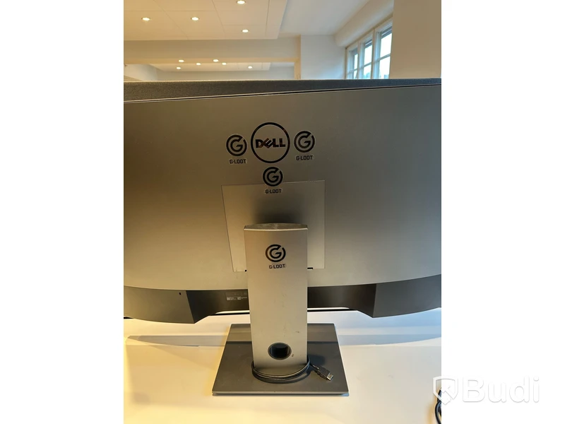 Dell 43tum datorskärm 4k 60hz. OBS! Skrapad skärm.