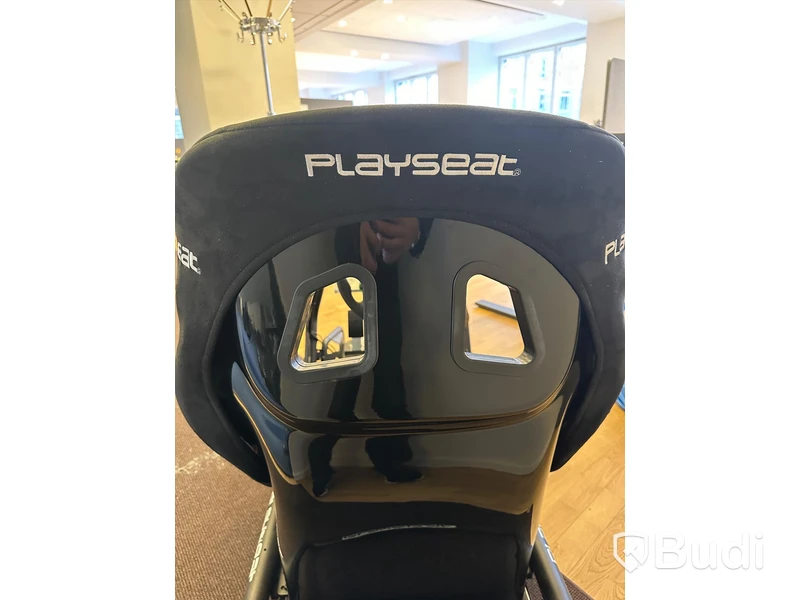 Playseat racingstol med ratt och pedaler från Fanatec