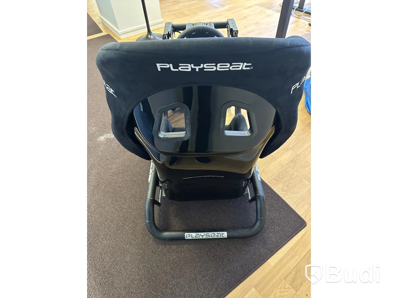 Playseat racingstol med ratt och pedaler från Fanatec