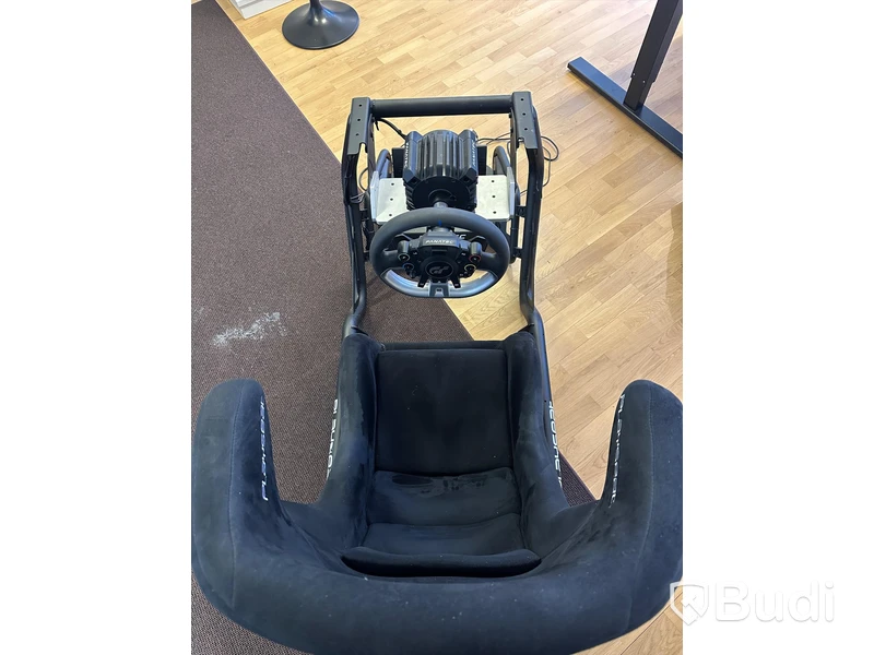 Playseat racingstol med ratt och pedaler från Fanatec