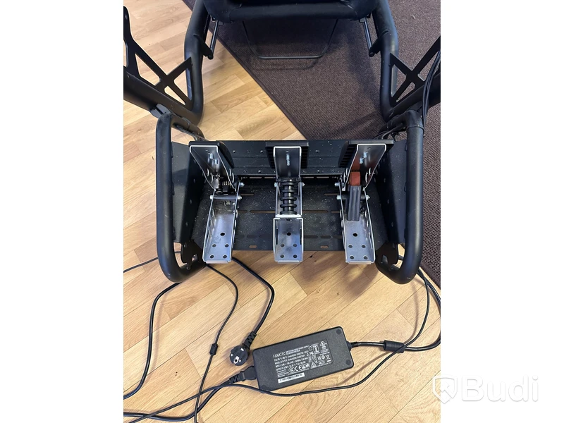 Playseat racingstol med ratt och pedaler från Fanatec