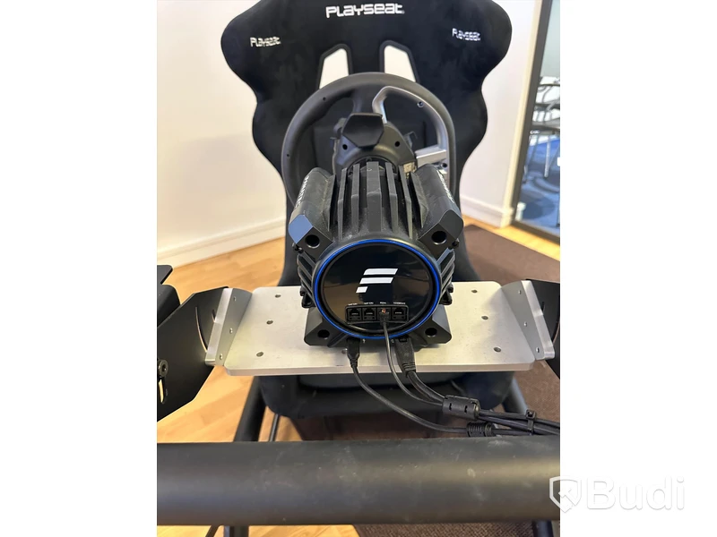 Playseat racingstol med ratt och pedaler från Fanatec