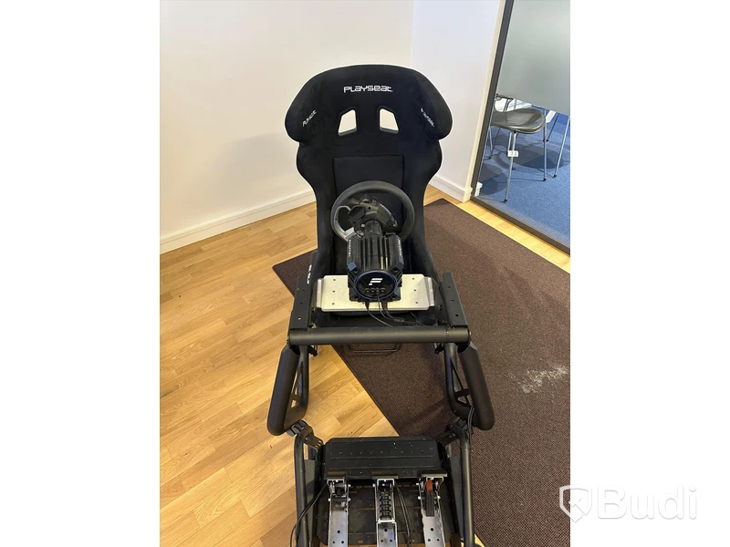 Playseat racingstol med ratt och pedaler från Fanatec