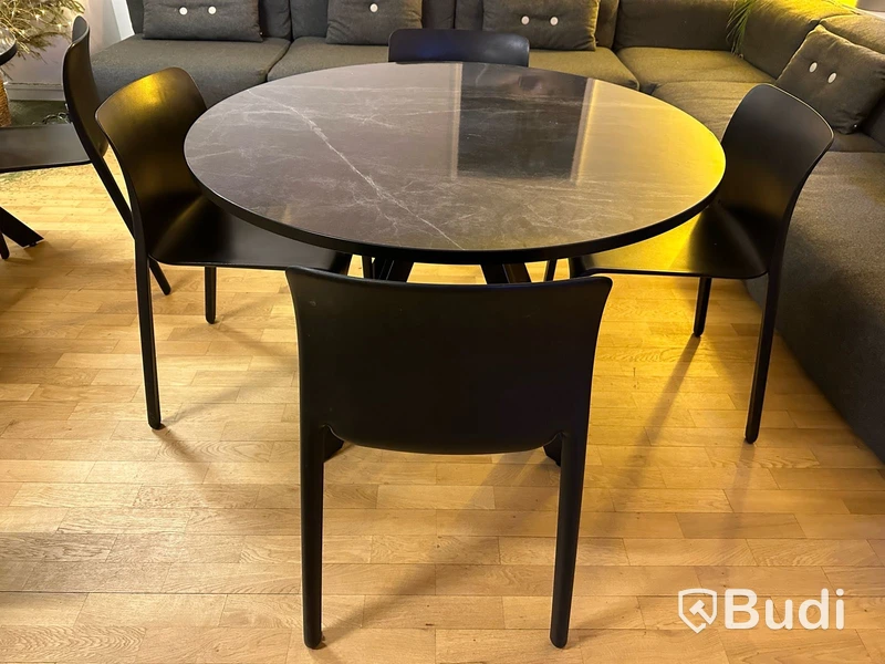 Bord med 4 st designstolar, se beskrivning