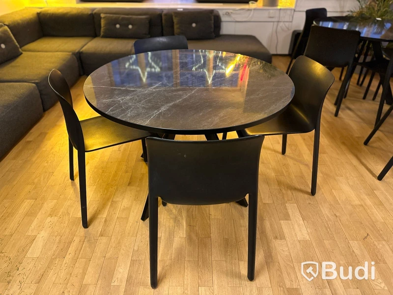 Bord med 4 st designstolar, se beskrivning