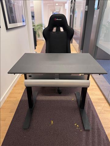 Skrivbord och gamingstol Arozzi, OBS! Saknar strömsladd
