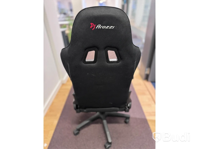 Skrivbord och gamingstol Arozzi, se beskrivning