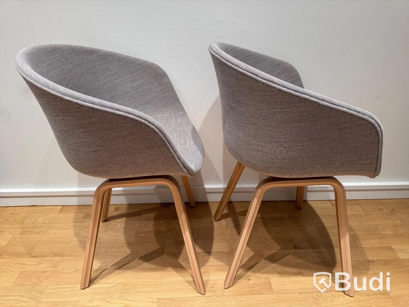 2 st Stolar - Hay About a Chair, ljusgrå melange och ek, Totalt ord. pris inkl. moms: 11 000 kr