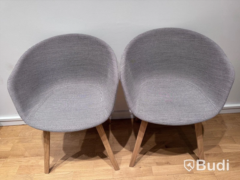 2 st Stolar - Hay About a Chair, ljusgrå melange och ek, Totalt ord. pris inkl. moms: 11 000 kr