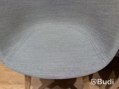 2 st Stolar - Hay About a Chair, ljusgrå melange och ek, Totalt ord. pris inkl. moms: 11 000 kr
