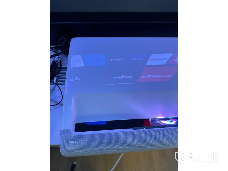 Projektor och projektorduk - Samsung The Premiere Laser Projector och Hivilux Floor Screen Ord. pris: ca 70 000 kr