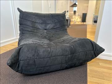Fåtölj - Ligne Roset Togo Fireside Chair, mocha grå/svart, Ord. pris inkl. moms: ca 33 000 kr