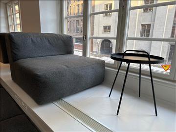 Fåtölj samt soffbord - Hay Mags, grå marmorerad samt bord från Jysk, svart