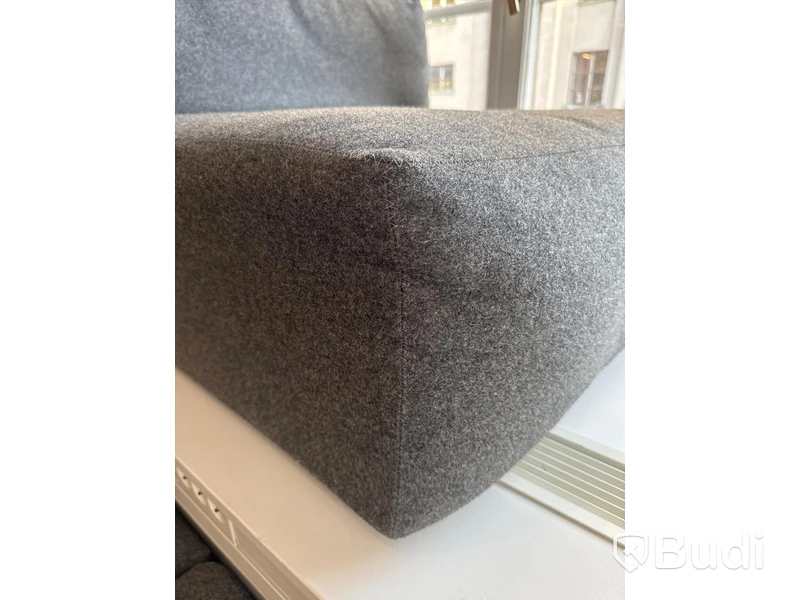 Fåtölj samt soffbord - Hay Mags, grå marmorerad samt bord från Jysk, svart