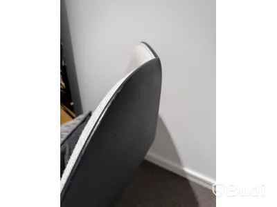 2 st Fåtölj samt soffbord - fåtölj m ljusgrå filt och svarta ben samt soffbord Jysk
