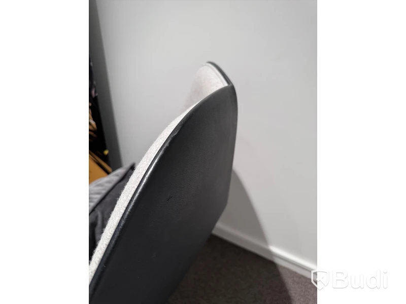 2 st Fåtölj samt soffbord - fåtölj m ljusgrå filt och svarta ben samt soffbord Jysk