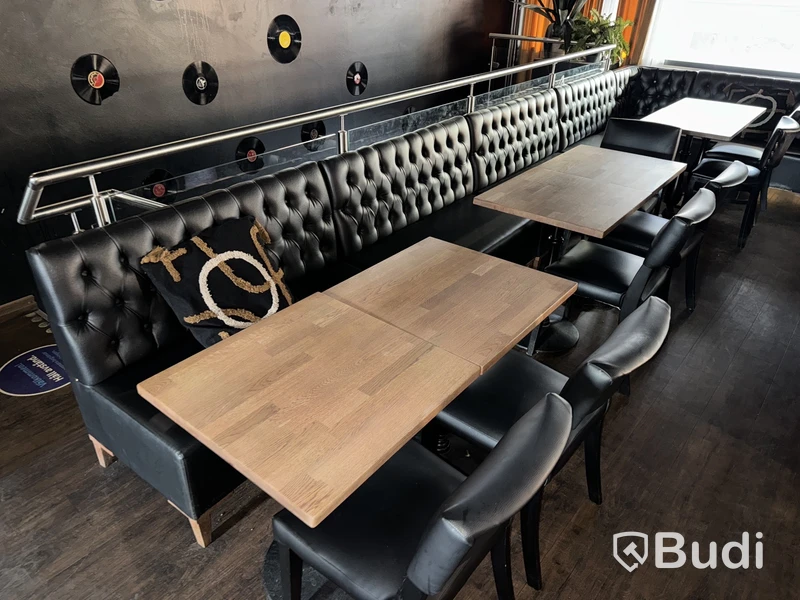 Stort parti med restaurangmöbler